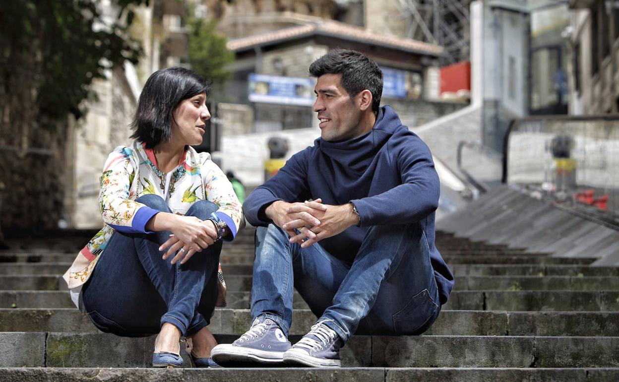 Manu García, junto a su hermana Patricia. 