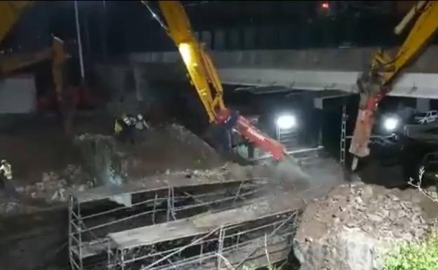 Dos trabajadores heridos tras un espectacular derrumbe en las obras del TAV en Martutene