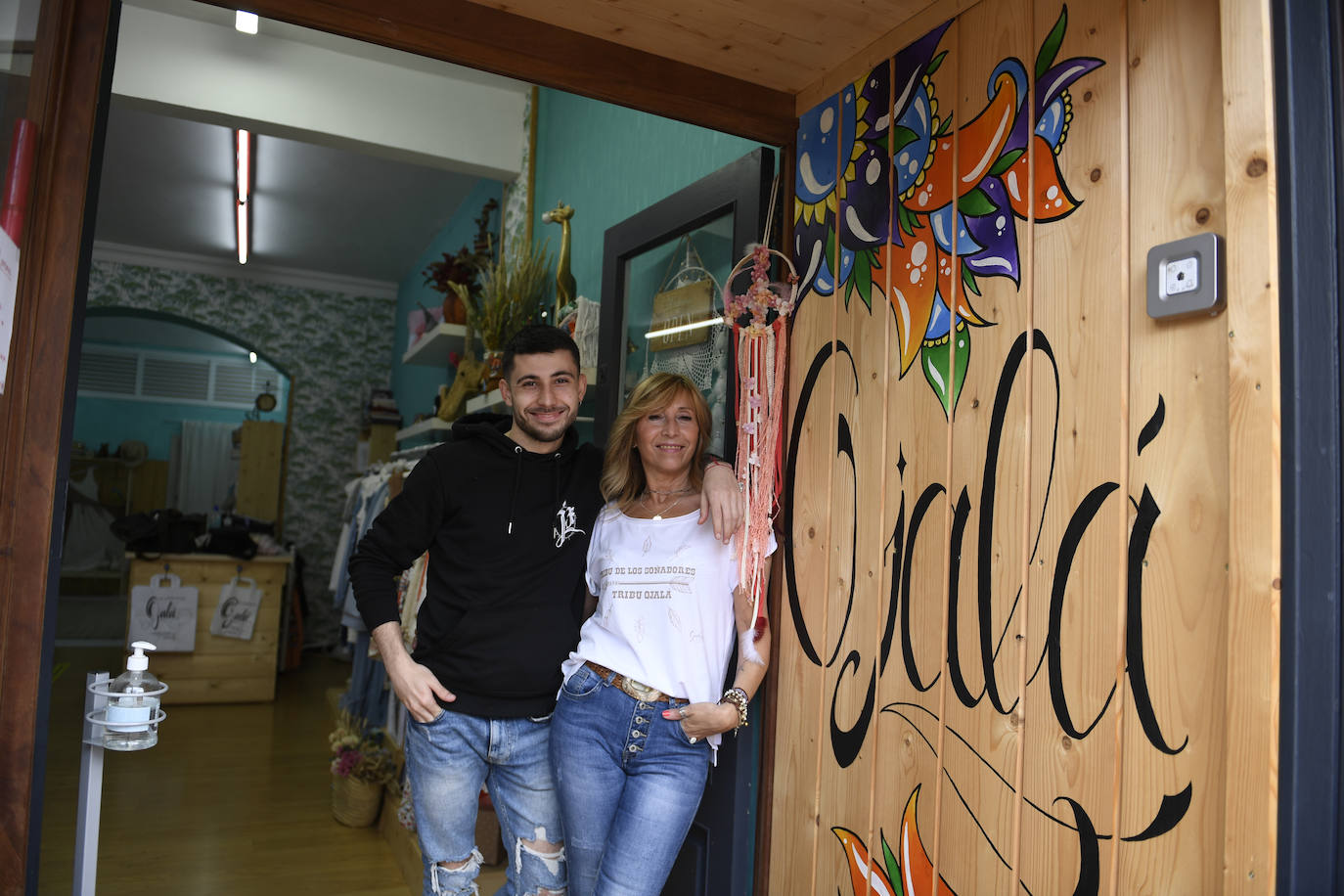 Fotos: Madre e hijo personalizan ropa y accesorios únicos en si tienda de Barakaldo