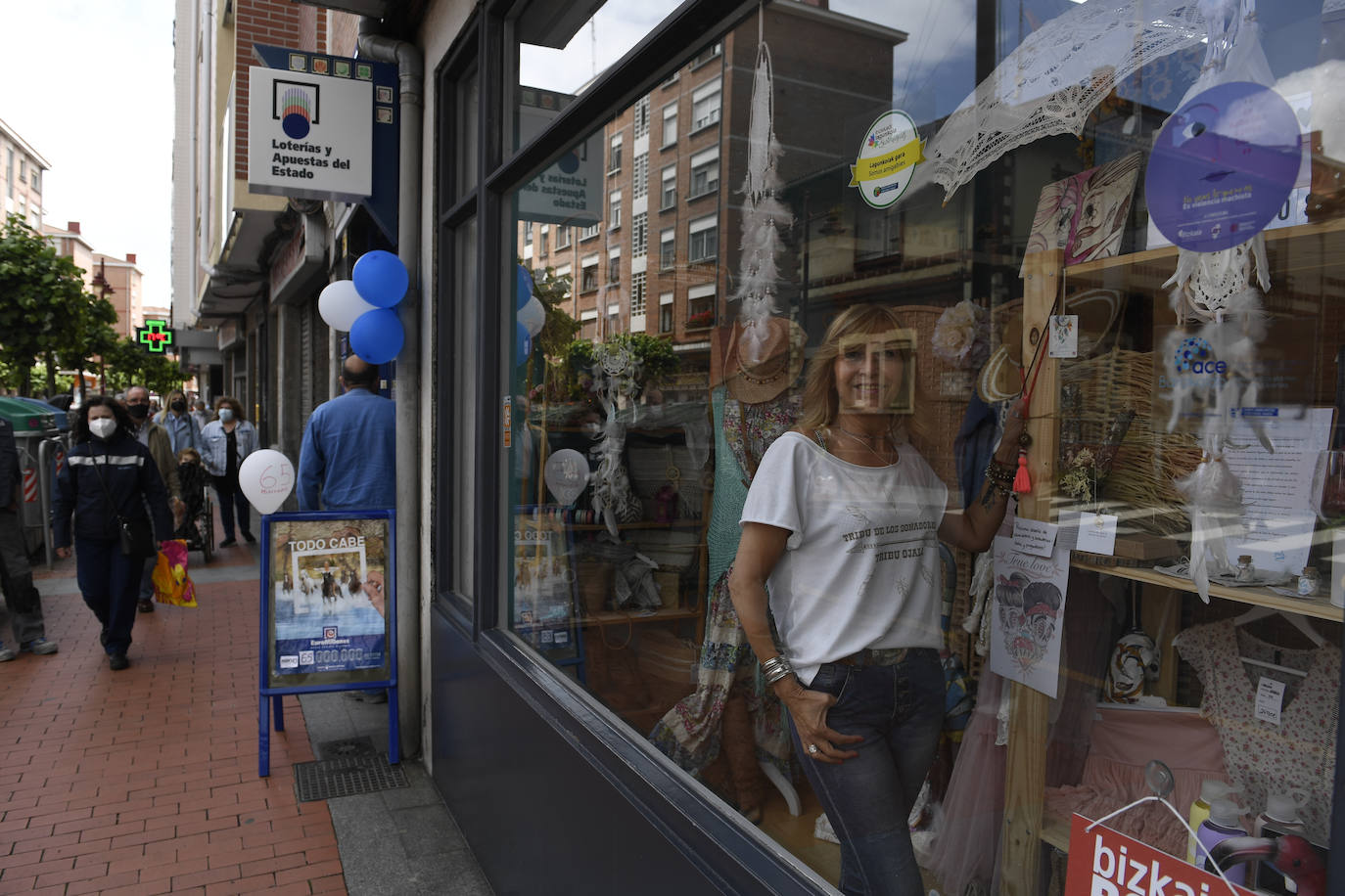 Fotos: Madre e hijo personalizan ropa y accesorios únicos en si tienda de Barakaldo