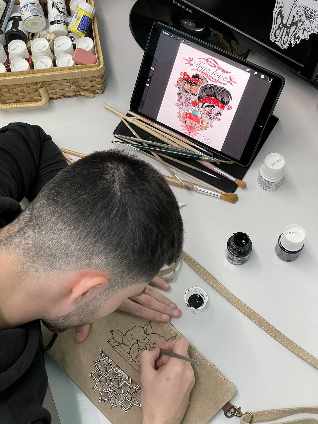 Fotos: Madre e hijo personalizan ropa y accesorios únicos en si tienda de Barakaldo