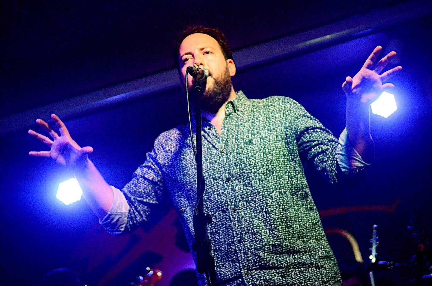 Iñigo Asensio también tocó dos guitarras, armónica y percusión.. 