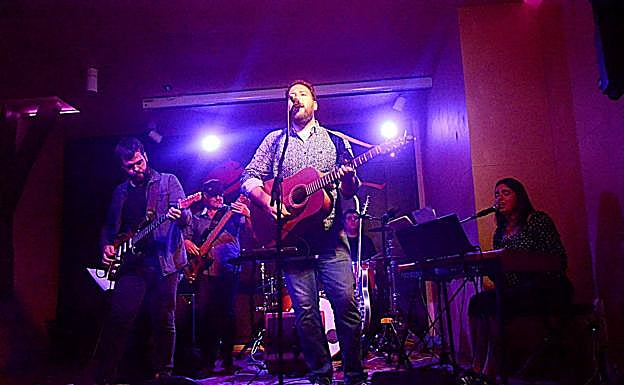 El quinteto sobre la alfombra del escenario. 