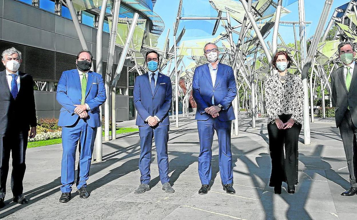 Carlos Gorria, Ibon Oñate, Javier Hurtado, Iñigo Barrenechea, Amaia Arregi y Asís Canales, frente al palacio Euskalduna, donde tienen lugar los foros. 