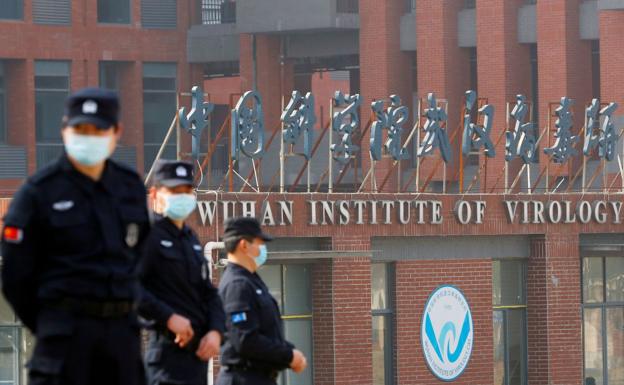 El Instituto de Virología de Wuhan, visitado por un equipo de la OMS el pasado febrero, está en el centro de las sospechas. 