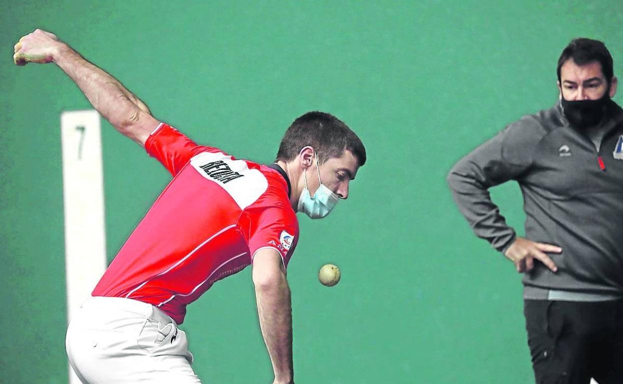 Rezusta se dispone a golpear una pelota durante la elección de material que tuvo lugar en el Labrit. 