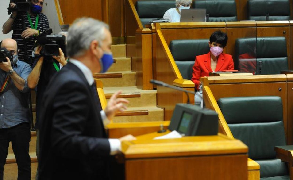 El lehendakari Urkullu y la portavoz de Bildu, Maddalen Iriarte, durante el pleno de hoy. 