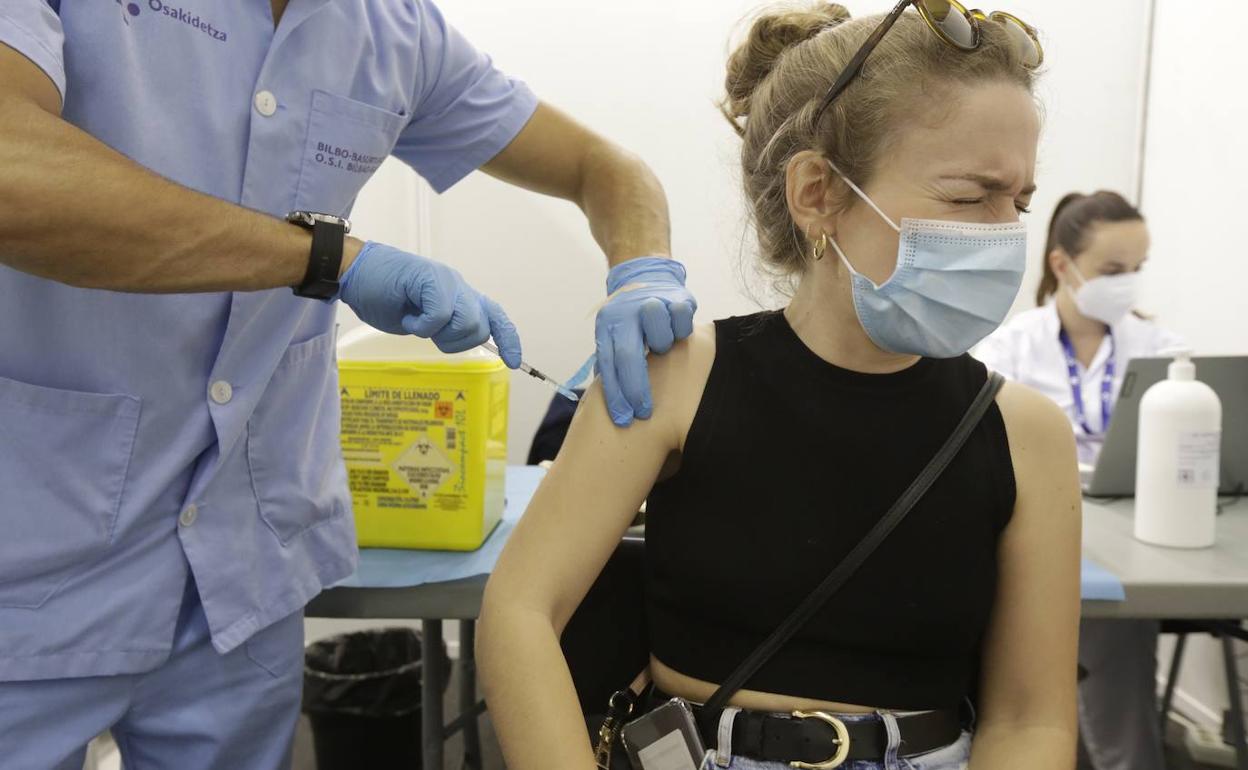 Una mujer recibe el segundo pinchazo en el pabellón de La Casilla. 