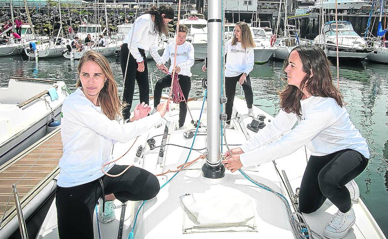 Nuria Sánchez, delante a la izquierda, junto a sus compañeras Ana Pujol, Clara Llabrés, Susana Romero y Marta Garrido, preparando su barco para los entrenamientos. 