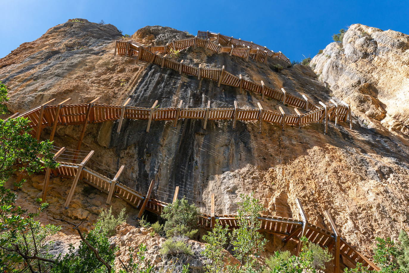 Pasarelas de Montfalcó, Huesca | Esta ruta está reservada para aquellos que no tengan miedo a las alturas ni a las aventuras extremas. Un camino con peldaño de maderas para ascender por la montaña, digno de una película de Indiana Jones y del que muchos prefieren mantenerse alejados. 