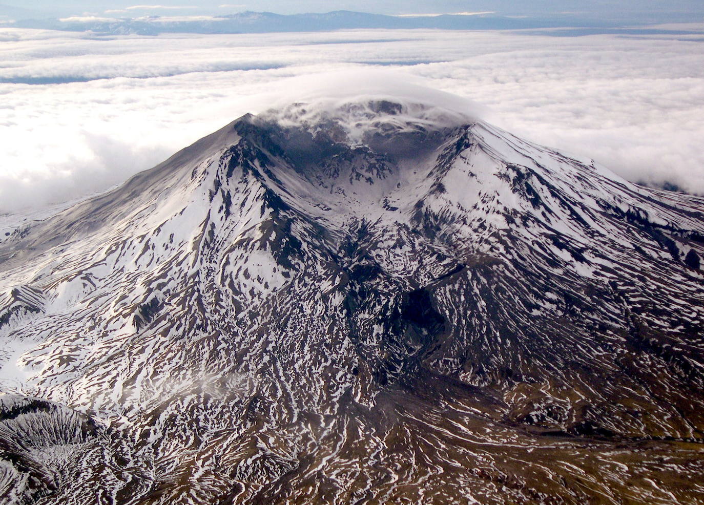 Monte Saint Helens, Washington | El 18 de mayo de 1980 explotó el monte Saint Helens, dejando nube ardiente de gases, cenizas y rocas que abrasó todo a su alrededor, en un ratio de 25 kilómetros. Sigue activo a día de hoy, por lo que es especialmente peligroso acercarse a la zona. 