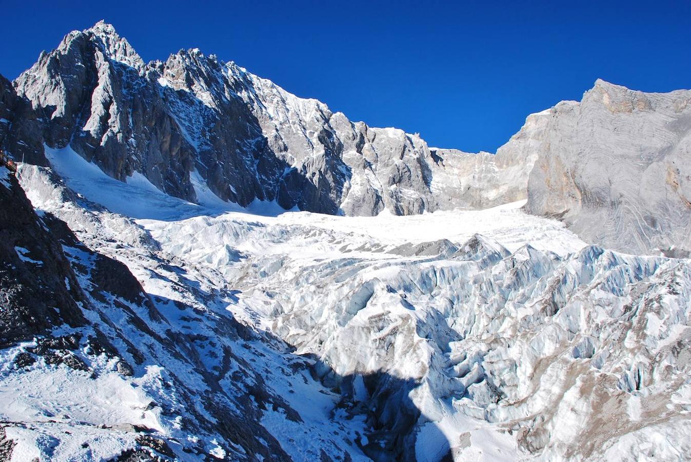 Glaciar Yulong (China): Este glaciar se encuentra en una montaña que alcanza los 5.596 metros de altitud, una de las principales razones por las que este no se encuentra entre uno de los glaciares más fáciles de visitar. Pero sin duda lo que más destaca de él, es que tristemente se está derritiendo a un ritmo muy rápido. Un deshielo que podría provocar que con el tiempo el río Yulong de esta región llegue a desbordarse por completo.