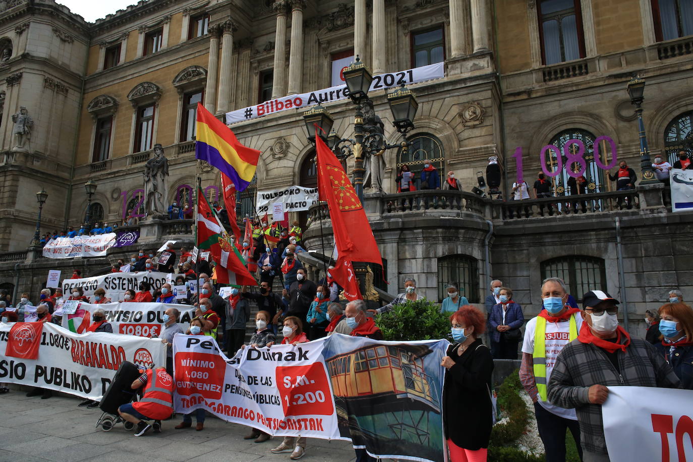 Fotos: Miles de pensionistas vuelven a llenar calles vascas para pedir una pensión mínima de 1.080 euros