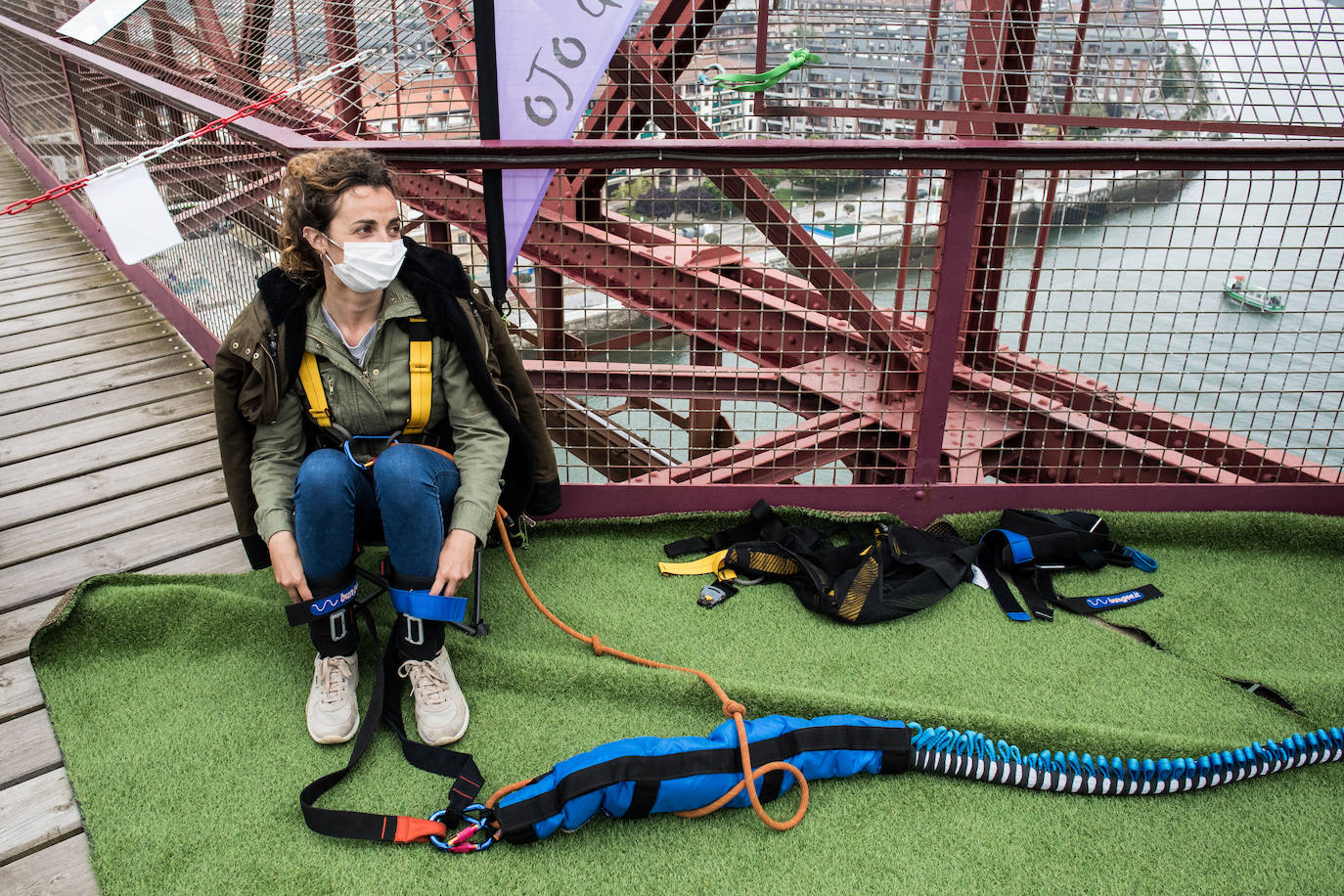 Fotos: Vuelven los saltos desde el Puente Colgante