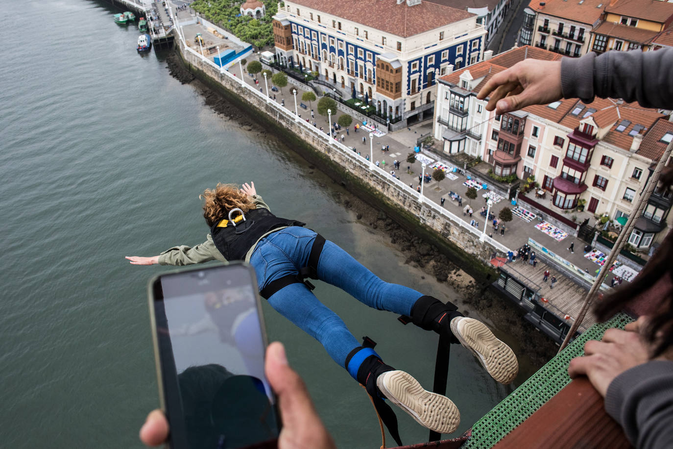 Fotos: Vuelven los saltos desde el Puente Colgante