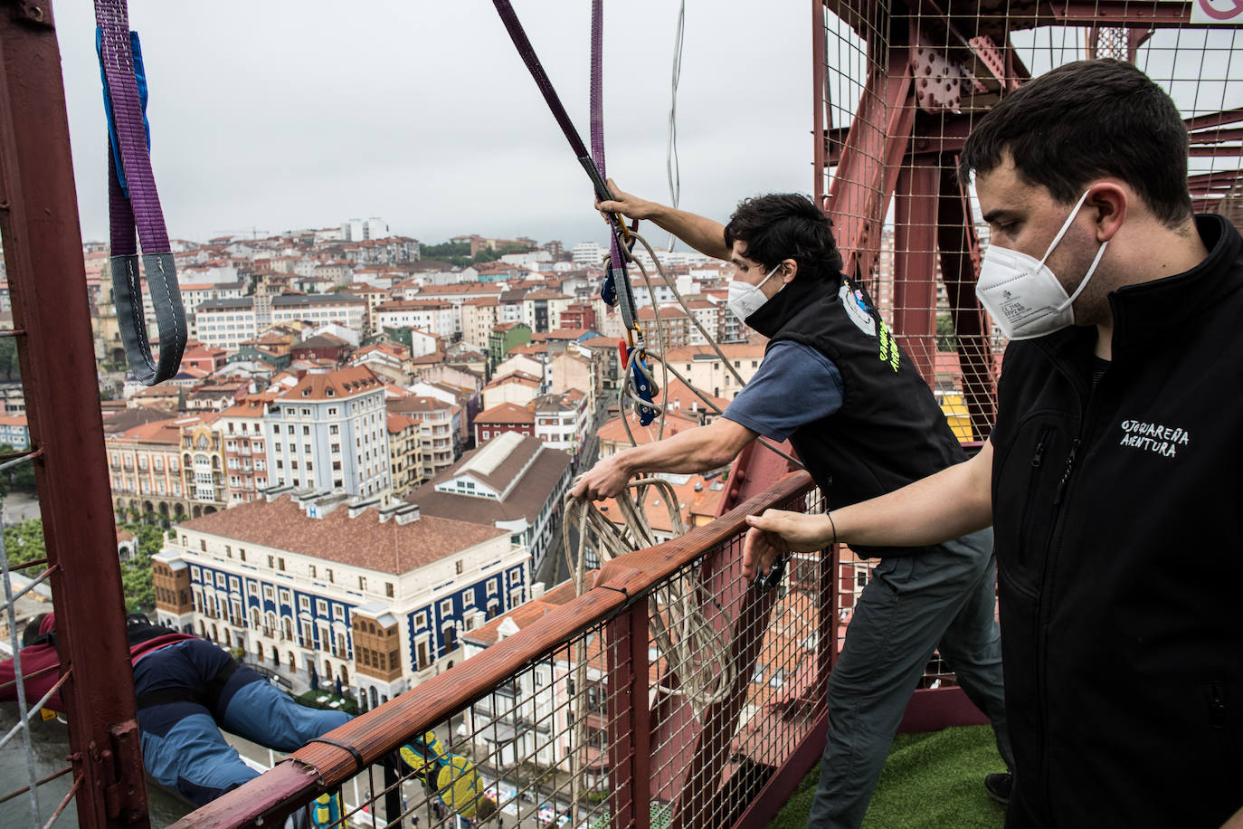 Fotos: Vuelven los saltos desde el Puente Colgante