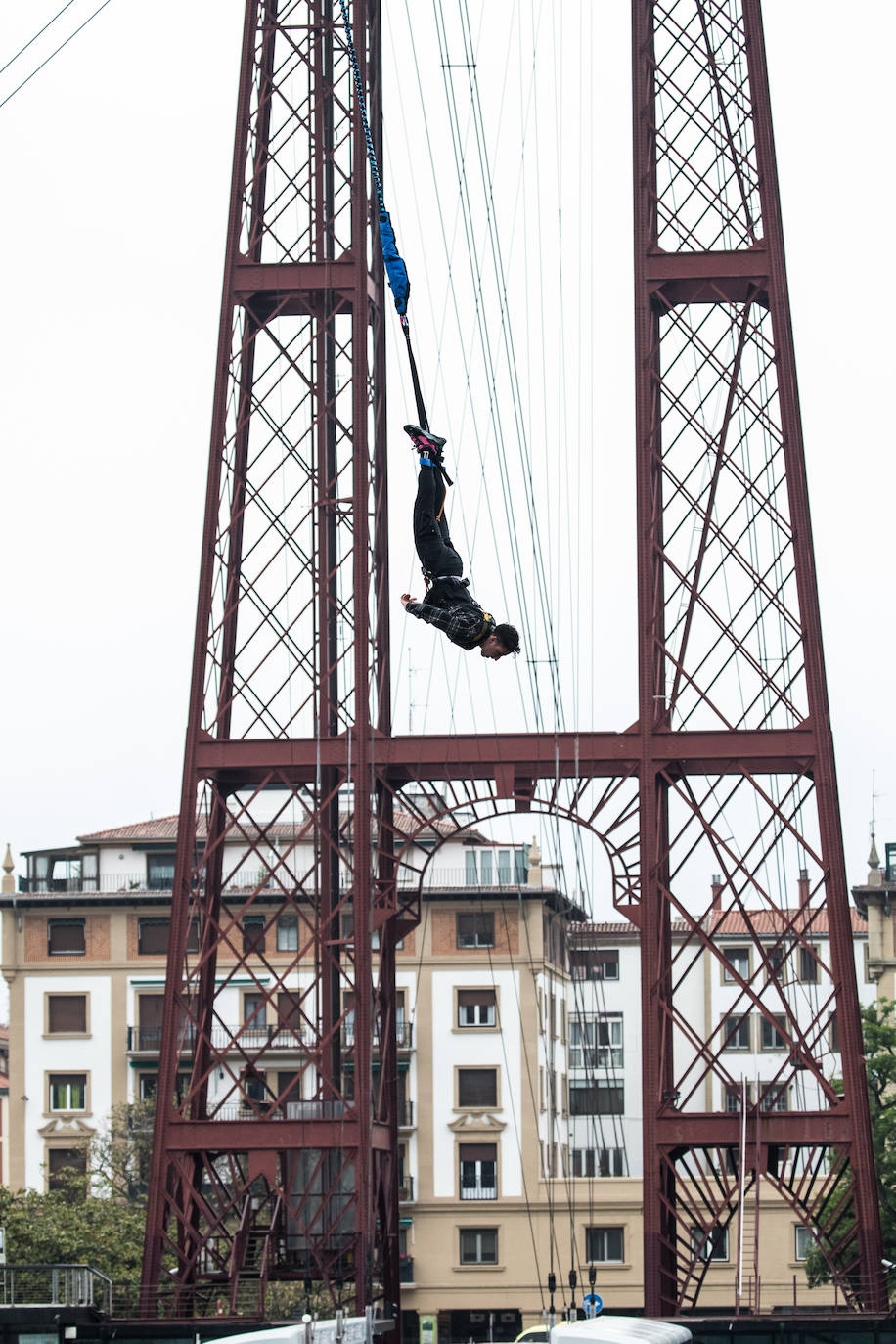 Fotos: Vuelven los saltos desde el Puente Colgante