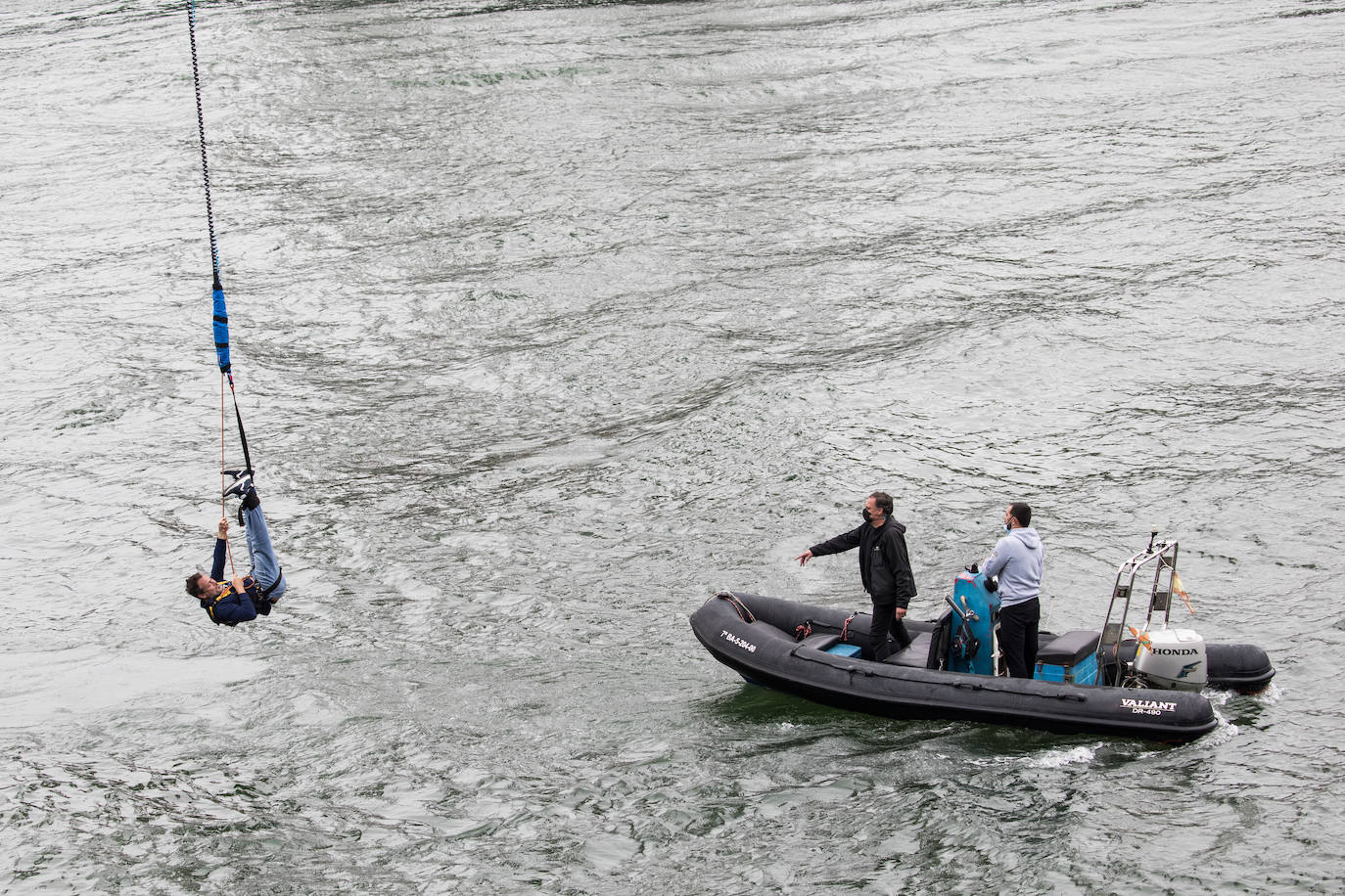Fotos: Vuelven los saltos desde el Puente Colgante