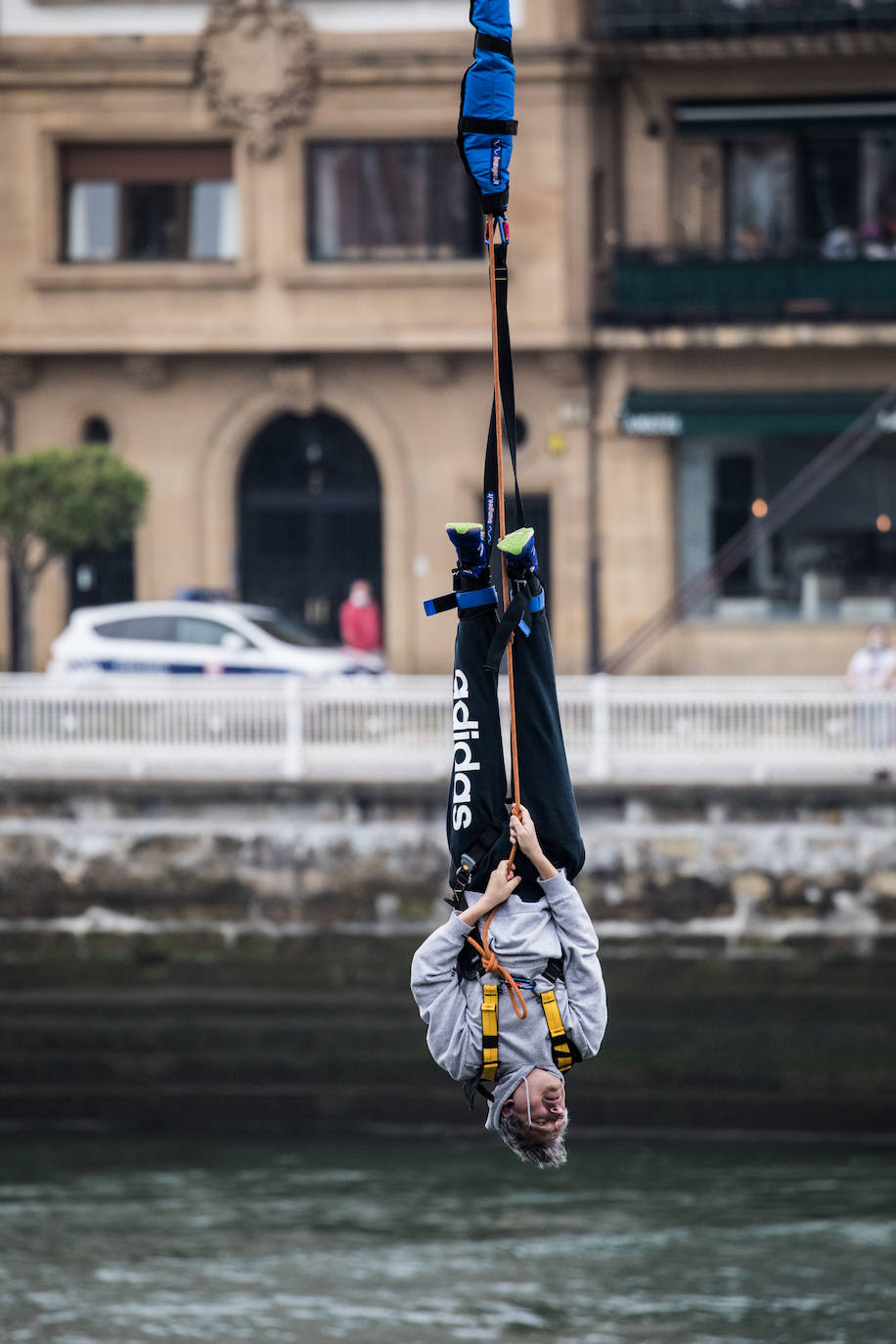 Fotos: Vuelven los saltos desde el Puente Colgante