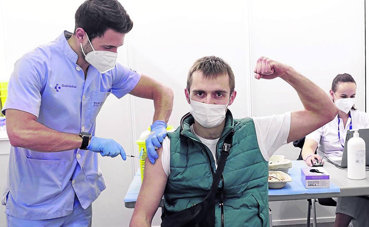 Pablo Izarra, estudiante de 5º de Medicina, recibe la vacuna de Pfizer como segunda dosis. 