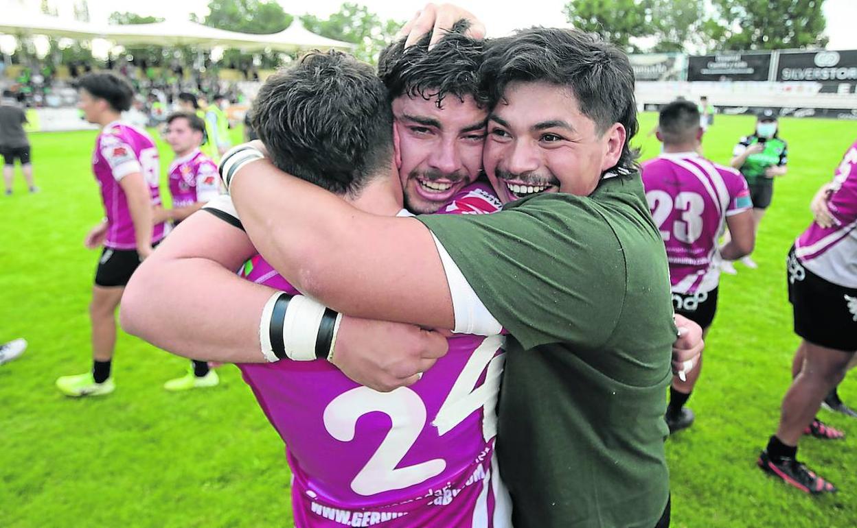 Los 'basurdes' se felicitan tras sellar el ascenso en el Pepe Rojo de Valladolid