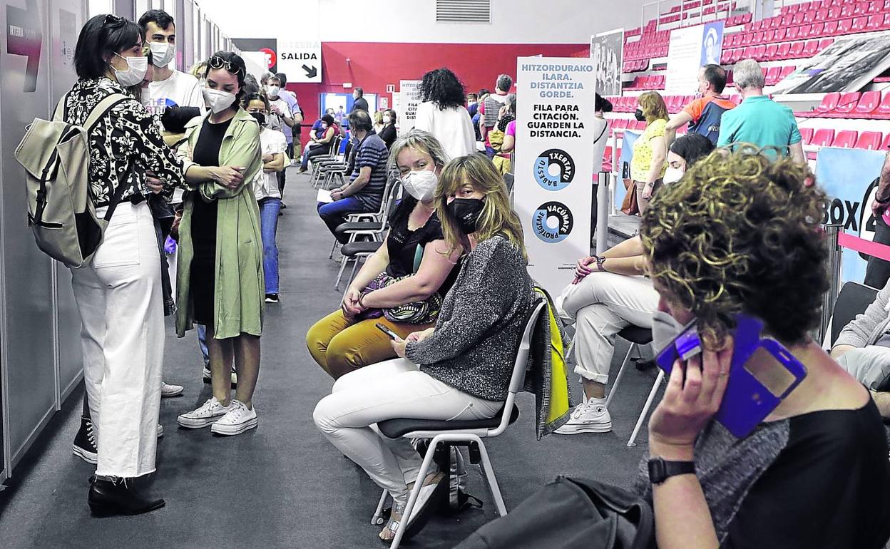 Decenas de personas esperan unos minutos tras vacunarse con Pfizer en la instalación habilitada en La Casilla. 