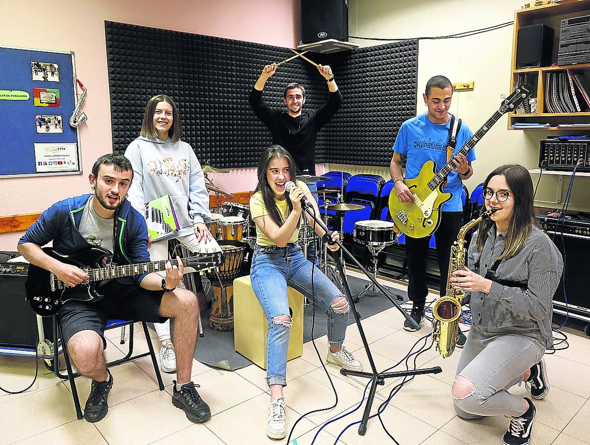 Combo Eiken. Iraide Abad (voz); Natalia Sebastián, (saxo), Naiara Mendizábal (piano), Eneko Segura (guitarra), Xabier de Vicente (bajo) y Julen de la Hoz (batería). Forman este combo Eiken que ensaya semanalmente en la Escuela de Música Udaberria. 