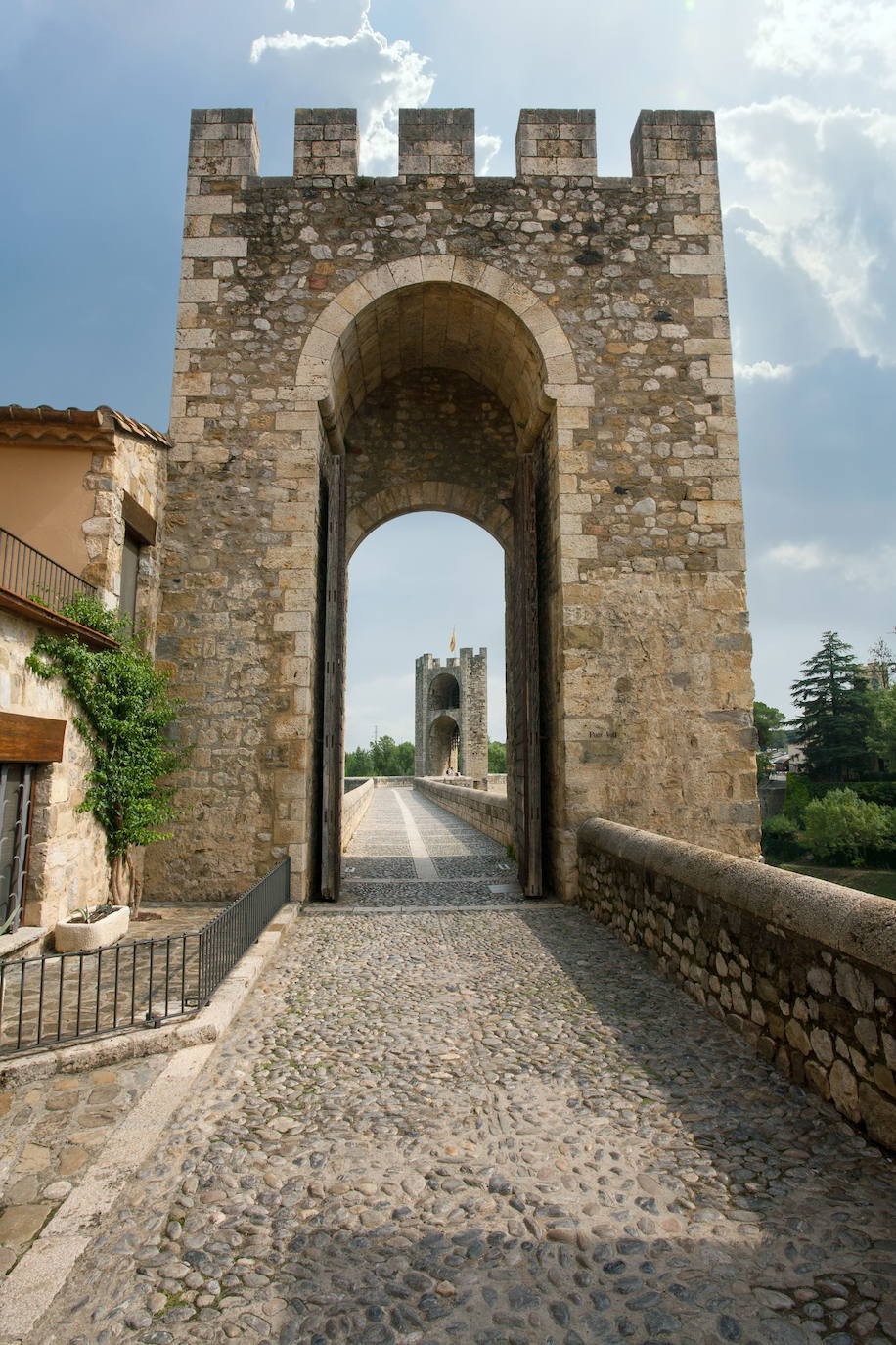 7.- BESALÚ (GERONA) 