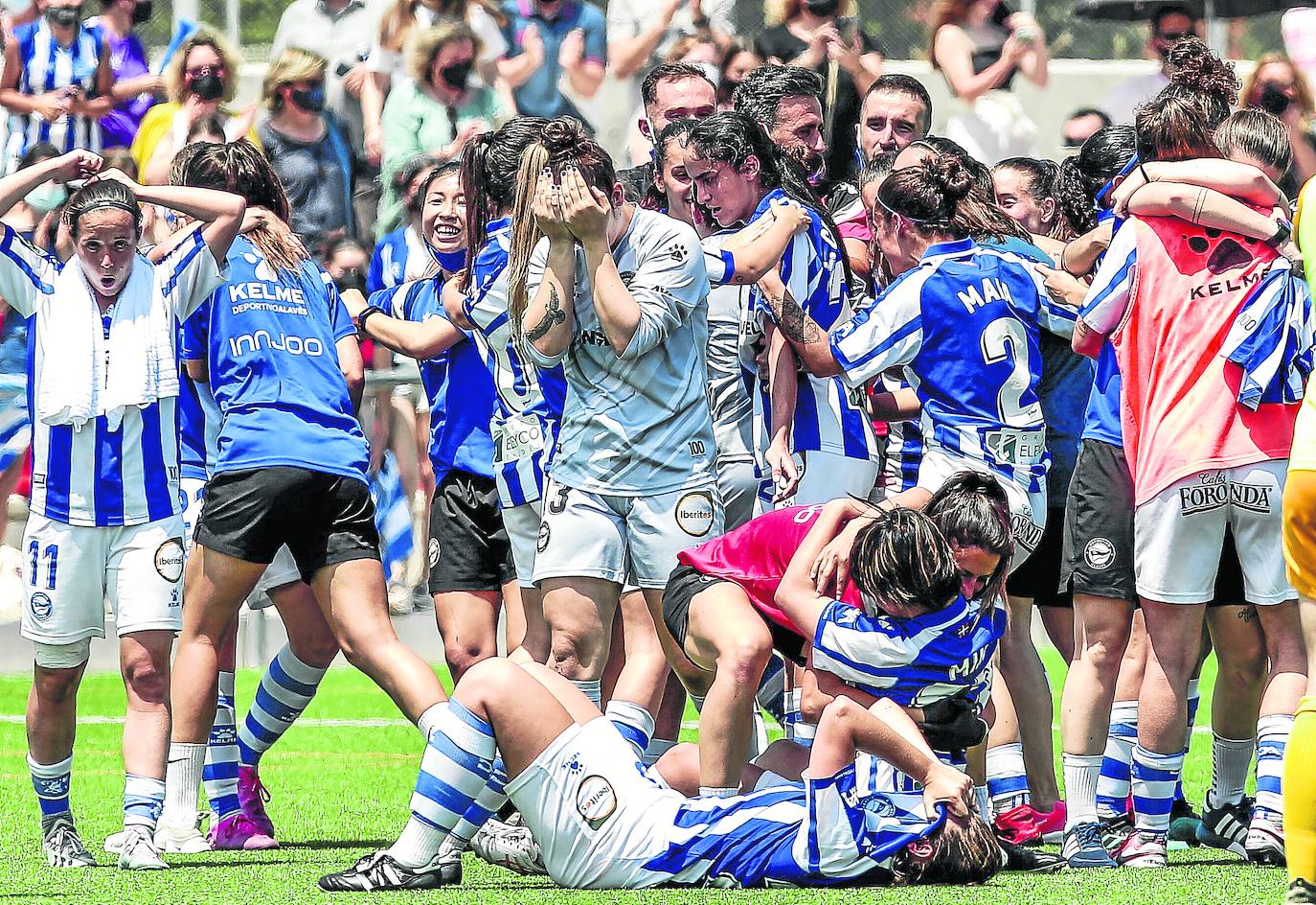 Las Gloriosas, instantes después del pitido final, celebraron emocionadas el ascenso sobre el césped