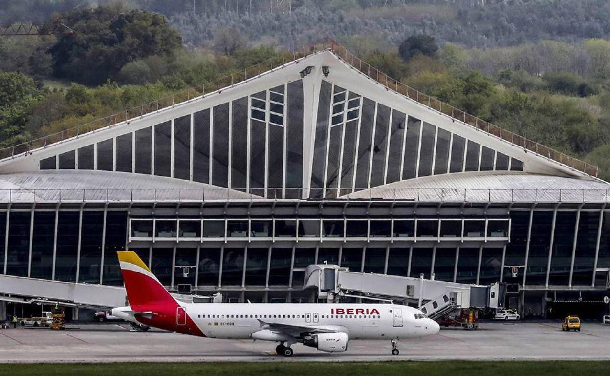 El aeropuerto de Bilbao recuperará en verano el 80% de sus rutas, pero solo la mitad de los vuelos