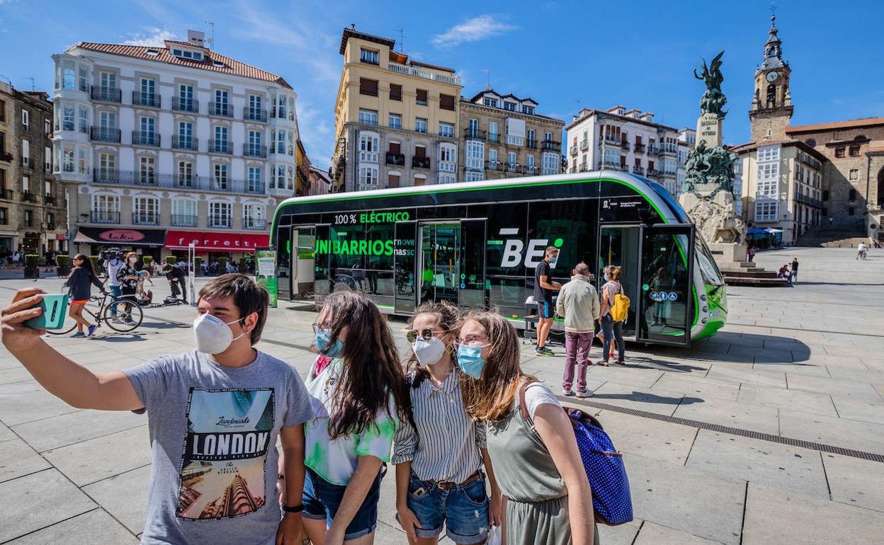 Un grupo de jóvenes se retrata con un selfie durante la presentación del bus eléctrico en la Virgen Blanca.
