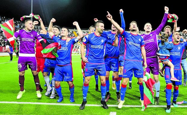 Los jugadores del Amorebieta celebran eufóricos el ascenso a Segunda División conseguido hace una semana en Badajoz. 