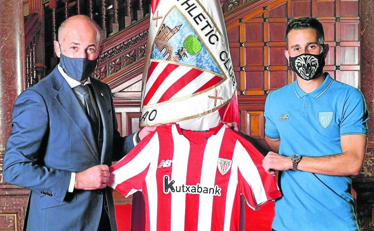 Con el presidente Aitor Elizegi el día de su presentación como rojiblanco. 