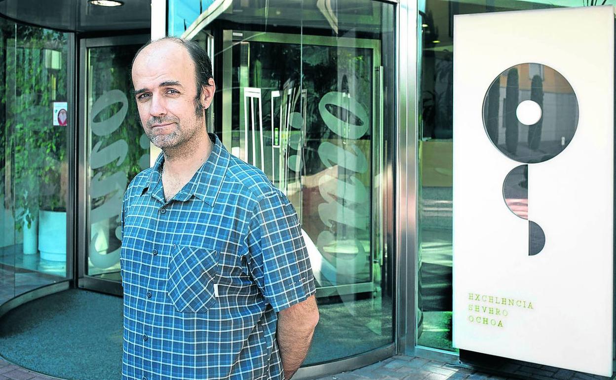 El bioquímico vasco Óscar Fernández-Capetillo posa delante del laboratorio del CNIO en el que trabaja, en Madrid.