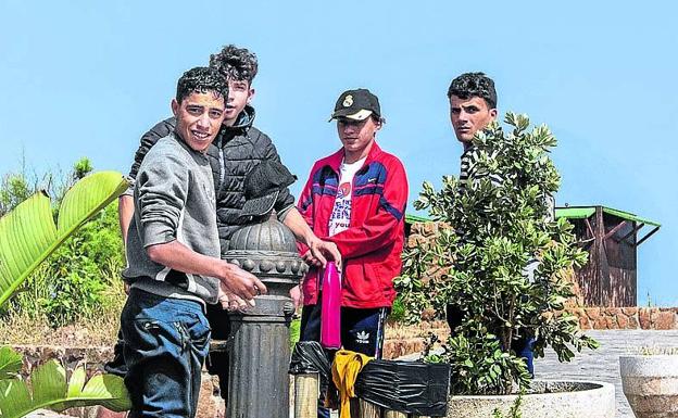 Lavándose en una fuente ubicada detrás del cementerio.