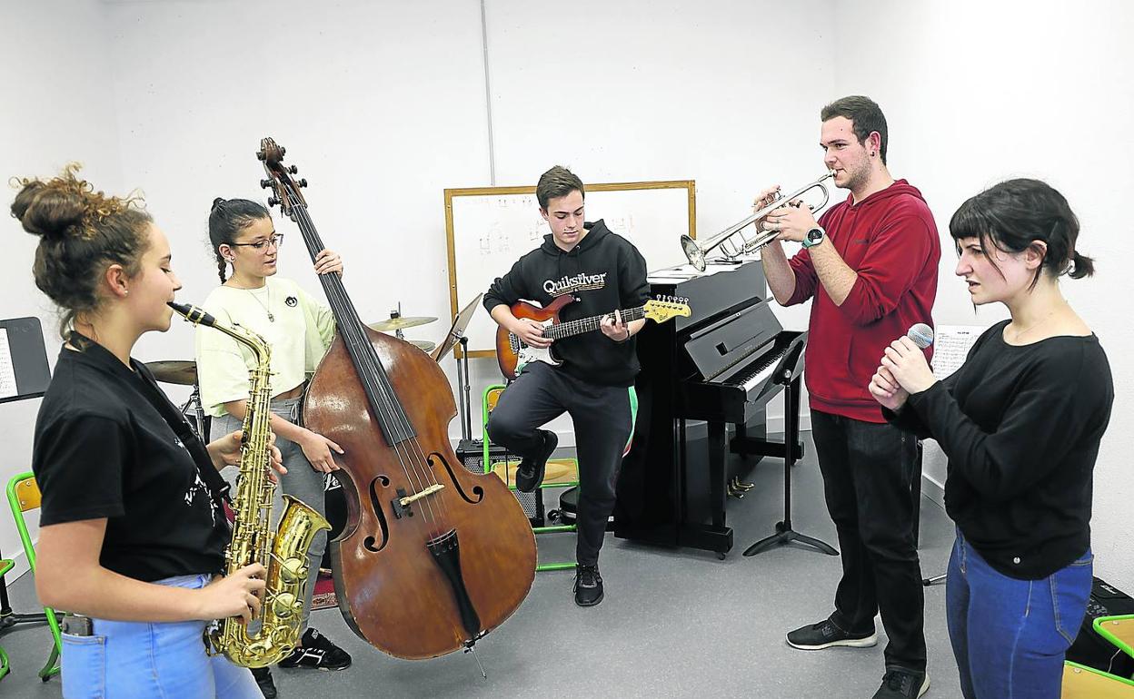 Combo B. Martina González de Langarica (saxo), Úrsula Melara (bajo), Iñigo Nestares (guitarra eléctrica), Aimar Palacios (trompeta) e Irenka Pastor, en la clase de combo que imparten en el Conservatorio Jesús Guridi. 