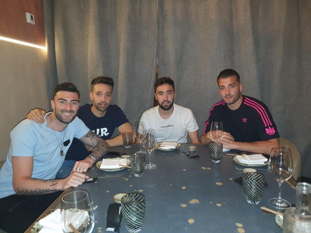 Unai López disfruta de una cena con amigos del fútbol.