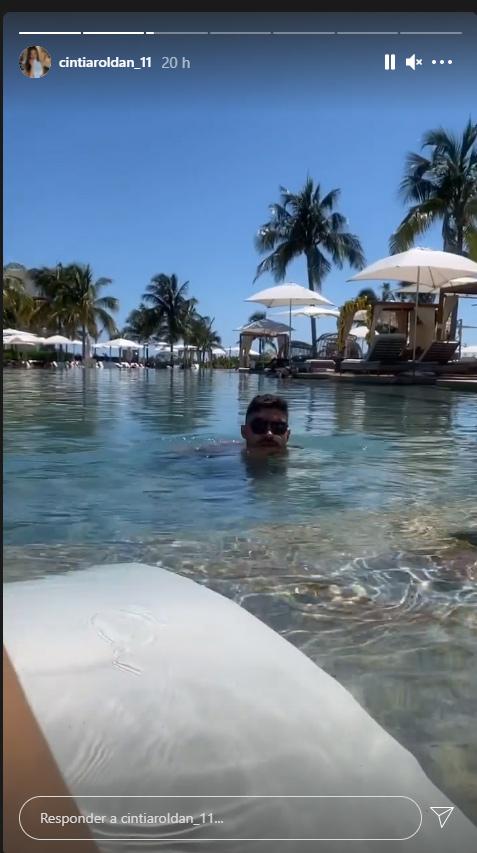 Unai Núñez se da un chapuzón en la piscina de su hotel en el Caribe.