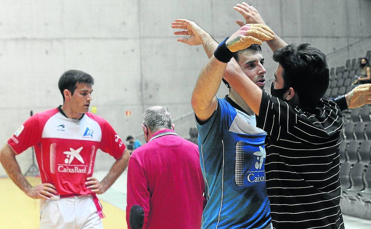 Altuna III celebra su victoria con su primo y botillero, Gorka Altuna, al final del encuentro contra Zabaleta en el frontón Bizkaia. 
