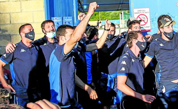 Los jugadores del Amorebieta celebran el histórico ascenso a Segunda División. 