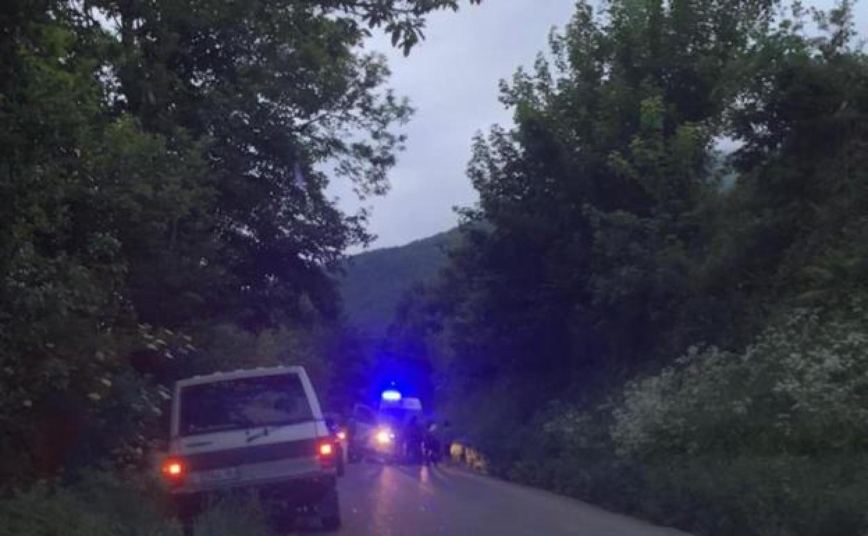 Los sanitarios atienden a la mujer antes de proceder a su traslado al hospital de Cangas del Narcea.