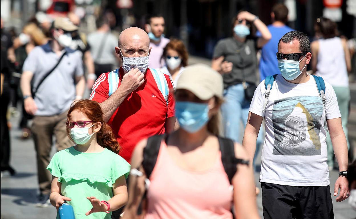 El lehendakari considera que el uso de la mascarilla seguirá siendo obligatorio «durante mucho tiempo»