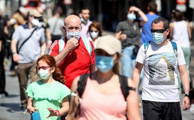 El lehendakari considera que el uso de la mascarilla seguirá siendo obligatorio «durante mucho tiempo»