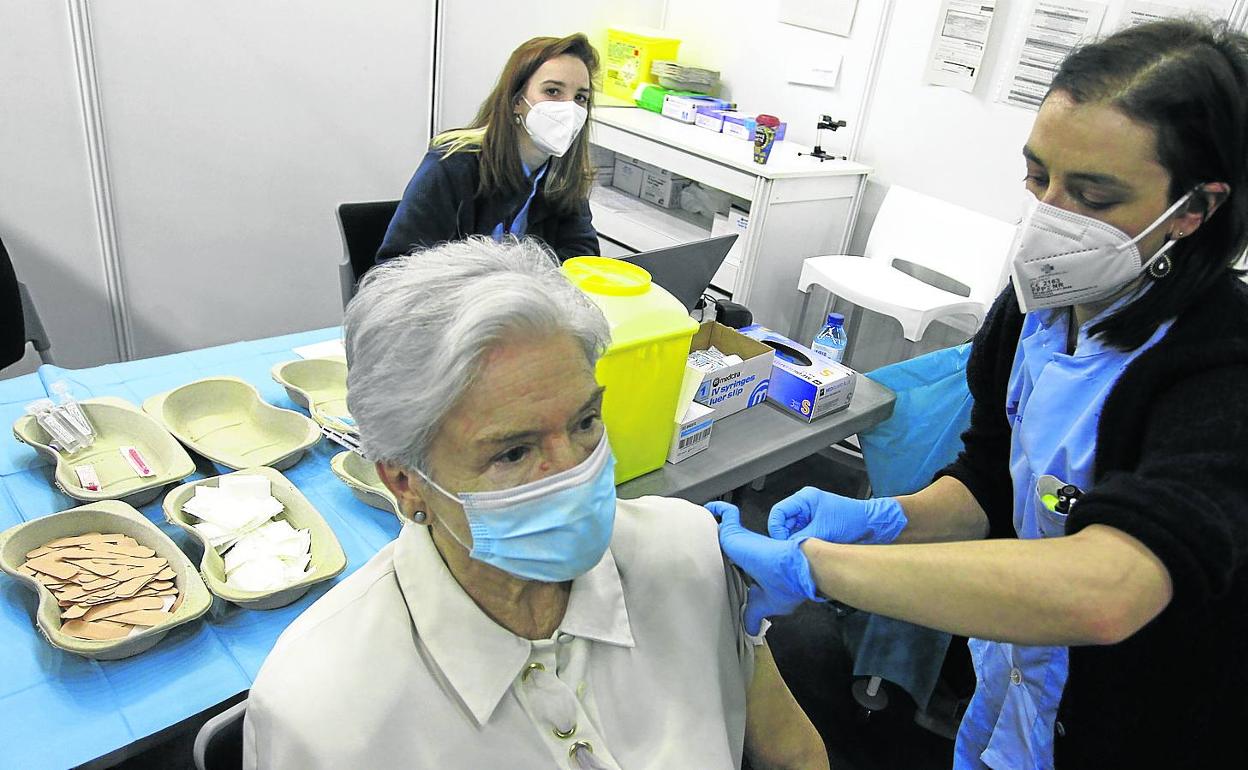 Una mujer recibe la fórmula de Pfizer en el vacunódromo de La Casilla. 