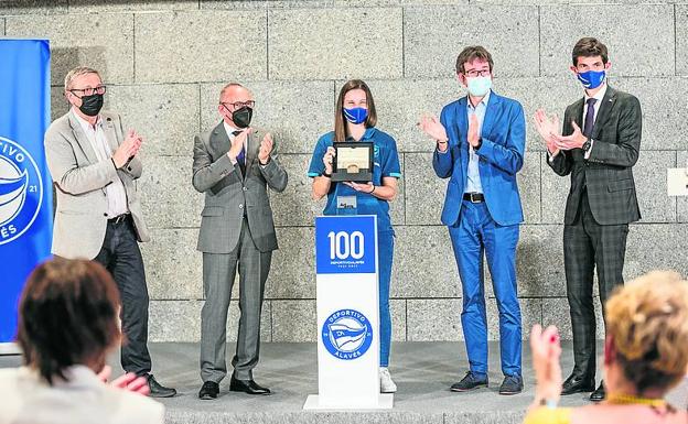 Mery recibió la medalla de las instituciones. 