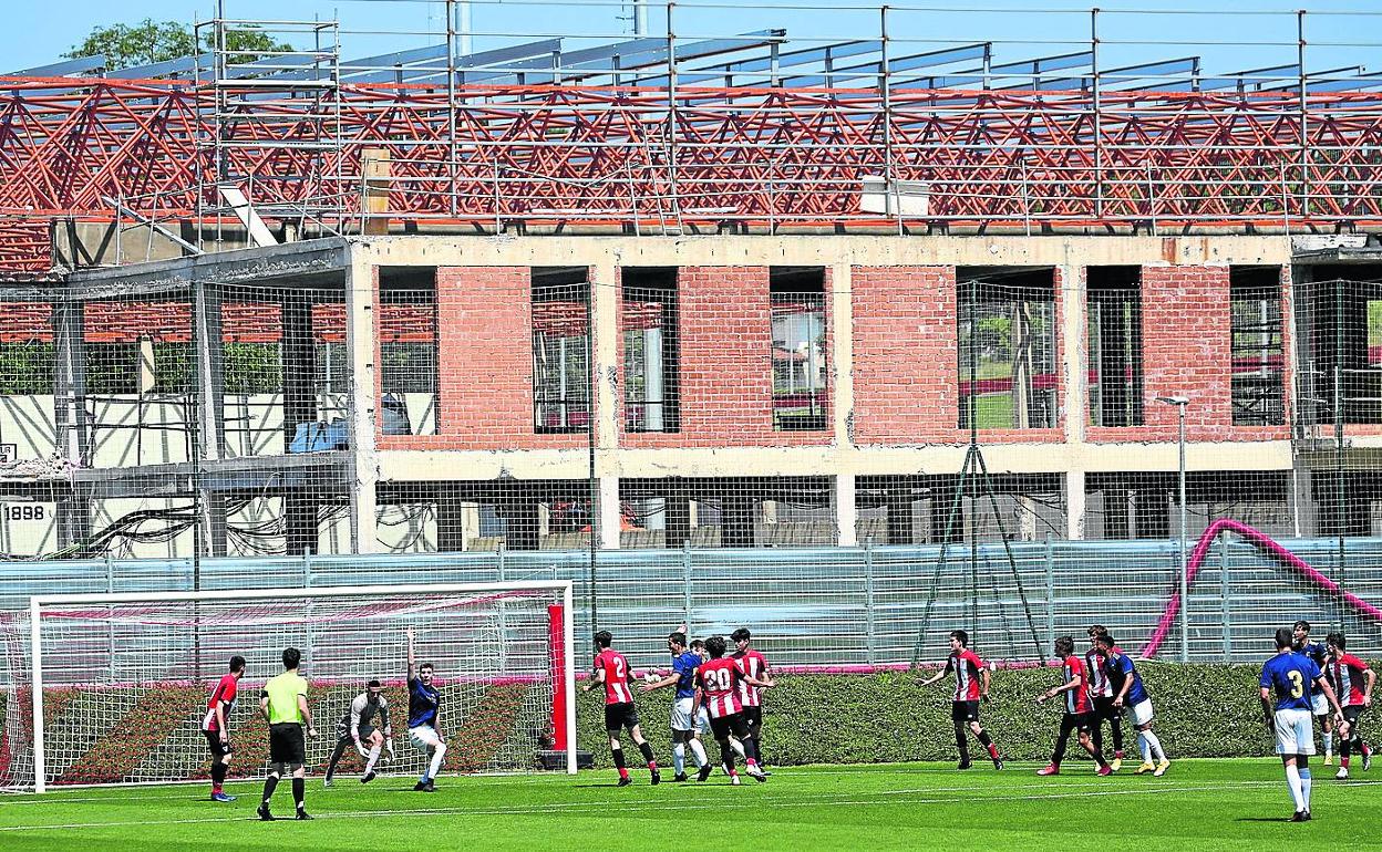 Imagen de ayer del viejo edificio de Lezama, del que sólo queda el armazón. 