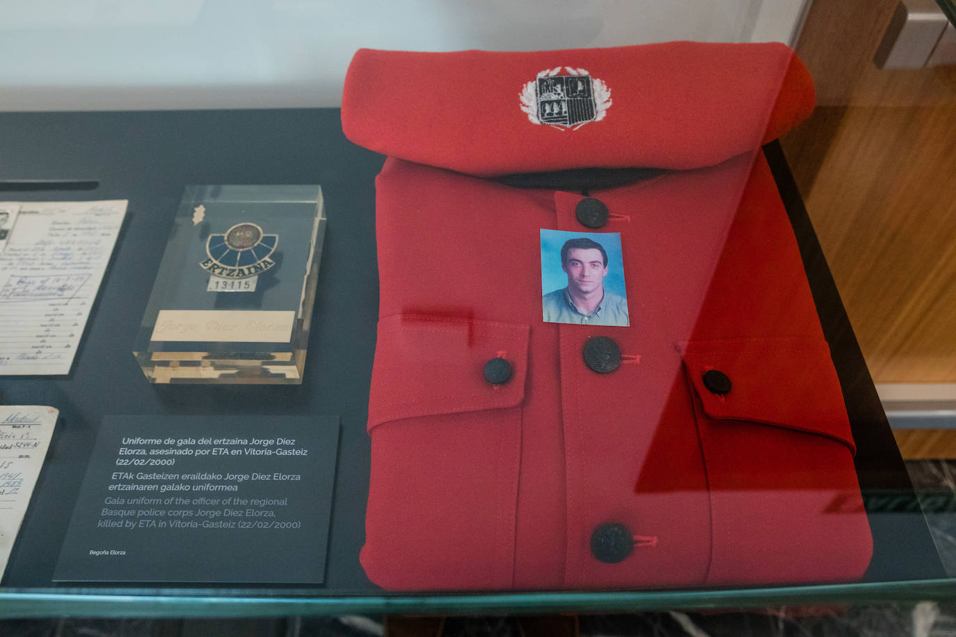 Uniforme de gala y placa del ertzaina Jorge Díaz Elorza, escolta de Fernando Buesa. Ambos fueron asesinados por ETA.