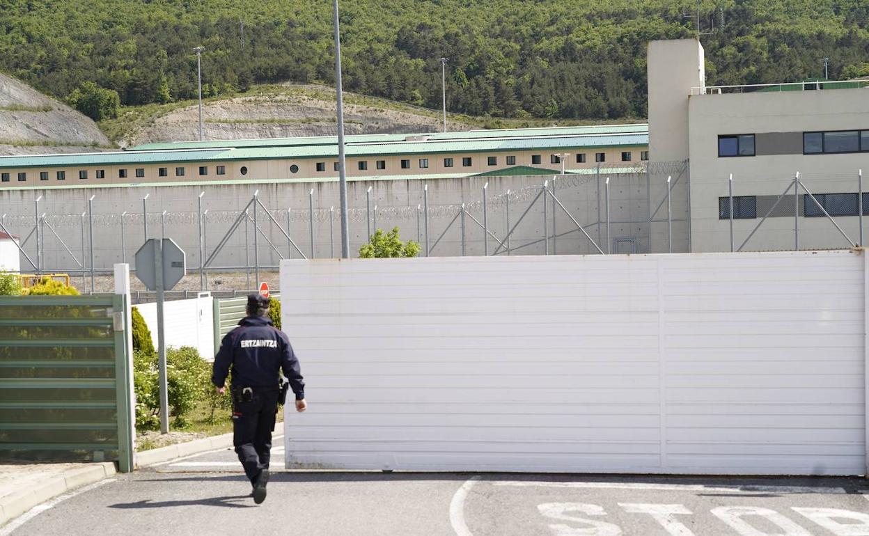 Un ertzaina accede a un anexo del centro penitenciario de Álava. 