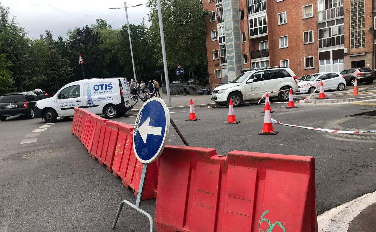 Se ha cortado la entrada desde Esmaltaciones al Paseo de la Zumaquera, lo que derivará más circulación a la ya saturada Iturritxu.