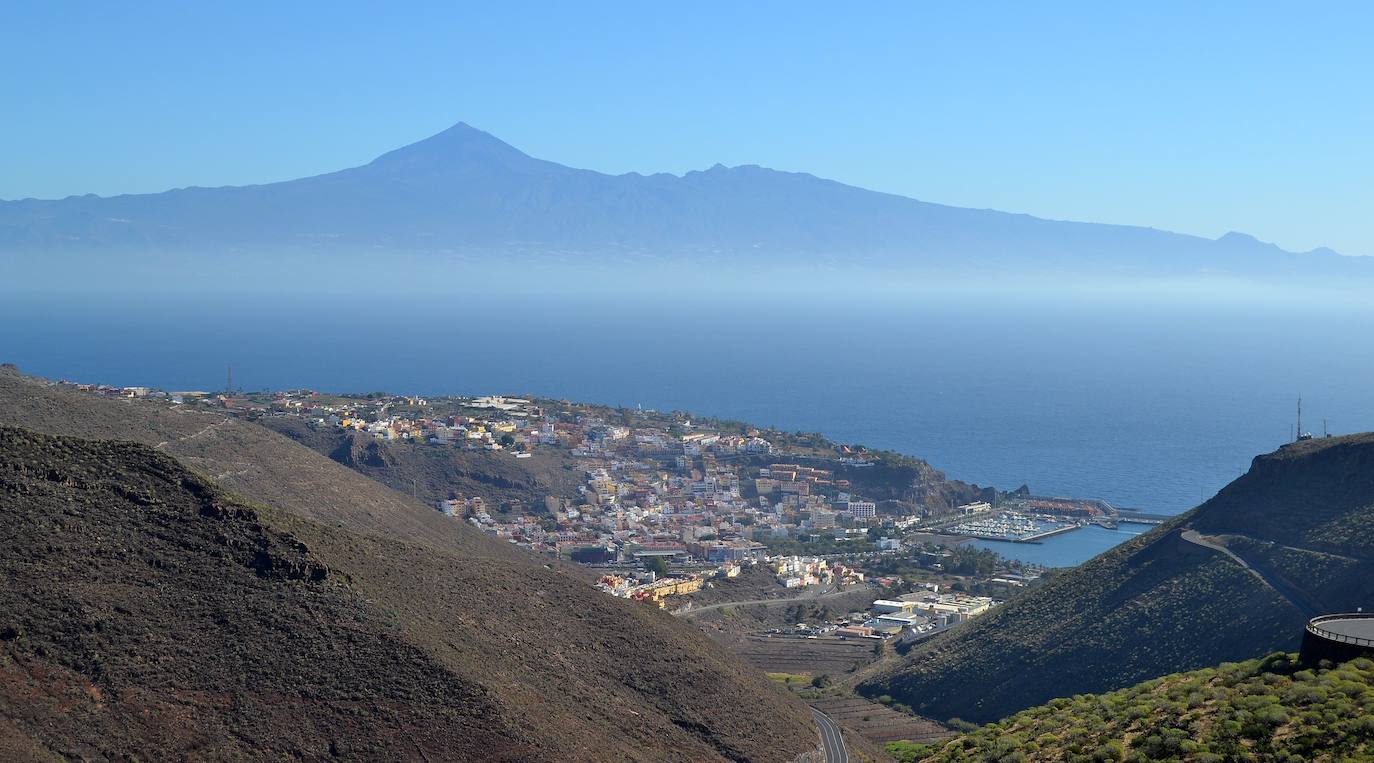 La Gomera, la segunda isla más pequeña de las islas Canarias, destaca por sus escarpadas montañas volcánicas con numerosos senderos